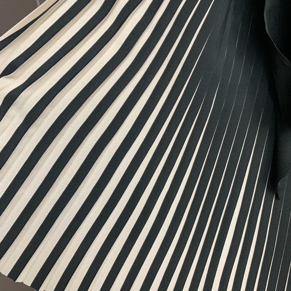 Banana Republic Monogram Black Pleated Dress 4 - Picture 7 of 8